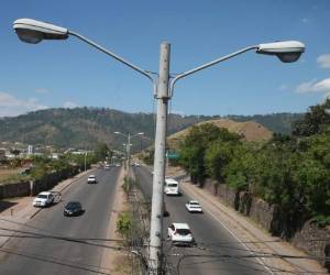 Algunas de las luminarias que se cambiarán se encuentran a la altura de la entrada de la colonia San Miguel. Foto: Efraín Salgado/ EL HERALDO.