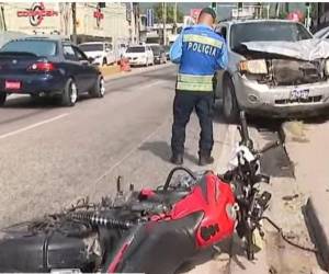 Ambos vehículos quedaron con daños notables. Agentes de la DNVT llegaron para levantar el parte del accidente.