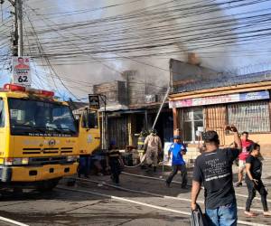 El incendio registrado en el Zonal Belén consumió tres comercios y movilizó a unidades contraincendios para sofocar el siniestro.