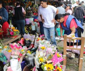 Entre aromas y colores, los arreglos florales reflejan cariño y recuerdos, mientras los vendedores se preparan semanas antes para atender a los clientes.