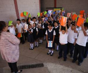 La jornada solidaria permitió que cada estudiante formara fila y recibiera su cuaderno nuevo, símbolo de esfuerzo y sueños por escribir este año.