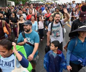 Fuentes de la policía señalaron que unos 30 migrantes fueron detenidos y trasladados a un centro de detención migratoria.