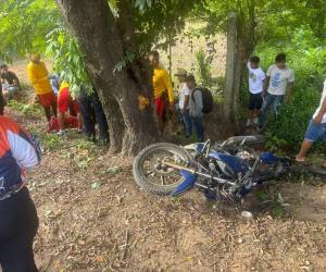 Personal del Cuerpo de Bomberos llegaron al lugar del fatal accidente vial y confirmaron que el motociclista ya no presentaba signos vitales y la escena fue entregada a las autoridades competentes.