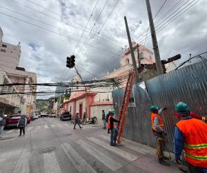 La limpieza del cableado busca disminuir riesgos, aliviar la carga sobre los postes y mejorar el aspecto del centro histórico.