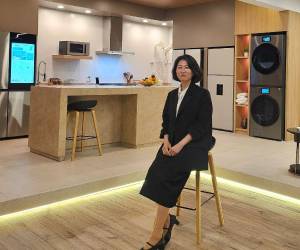 Bona Lee, VP Corporativa de Costumer Experience de Samsung, explica como por medio de la IA se automatizan muchas de las tareas que antes las personas tenían que realizar manualmente.