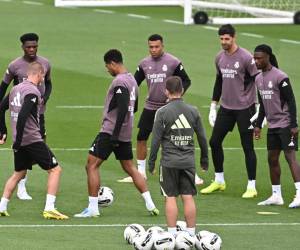 El Real Madrid podría despedirse de LaLiga en el clásico contra el Barcelona, ya que de caer, lo azulgranas se coronaría. Los de Arbelona llegan con una serie de bajas.