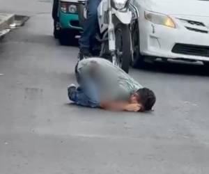 El conductor de la unidad salió corriendo de la unidad para evitar los disparos.