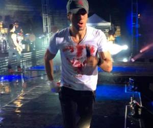 Enrique Iglesias tuvo accidente con drone durante consierto.