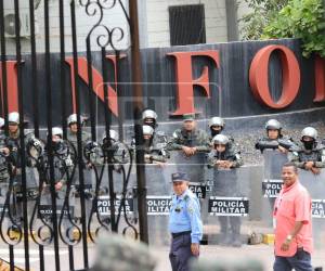 Filas de representantes de partidos políticos, fuerte resguardo militar y congestión vehicular caracterizan el ambiente en las afueras del Centro Logístico Electoral (CLE), ubicado en las instalaciones del Instituto Nacional de Formación Profesional (Infop), donde aún no inicia el escrutinio especial.