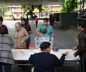 Una de las claves será, asimismo, el destino de cerca del 20 % de los votantes que en la primera vuelta optaron por el populista Franco Parisi, quien ha llamado a sufragar en blanco.