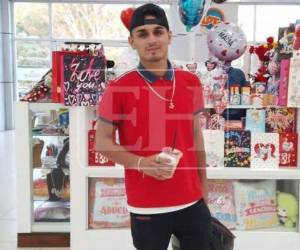 La víctima fue identificada como Ángelo Uriel García Murillo, de 24 años, quien fue encontrado con heridas de arma de fuego en un solar baldío en La Ceiba.