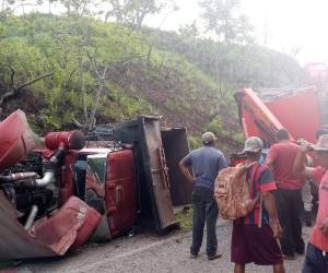 La volqueta se accidentó en la carretera que conduce a San Jerónimo por causas aún no esclarecidas.