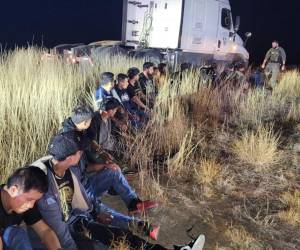 Fotografía cedida por el Departamento de Seguridad Pública de Texas (DPS Texas) que muestra a los 23 inmigrantes indocumentados que fueron hallados la cabina del camión.