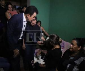 El candidato presidencial del Partido Liberal (PL), Salvador Nasralla, llegó hasta la aldea Loma Larga, del municipio de San José de Colinas, en Santa Bárbara, para despedir a las víctimas del brutal accidente.