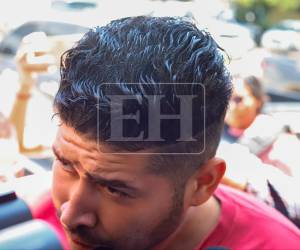 Daniel Antonio Meraz, acusado por la muerte de Elvia Mercedes Gómez López, una enfermera que era su pareja, se entregó este martes a agentes de la DPI en Villanueva, Cortés, tras negociar para que no le dispararan al ubicarlo. Así fue su entrega a las autoridades.