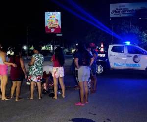 El cuerpo del joven y el perro quedaron tendidos en la calle.