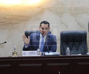 ​El jefe del Legislativo aprovechó para lanzar fuertes críticas a las administraciones anteriores y a la bancada de Libre, recordándoles la aprobación de contratos del pasado.