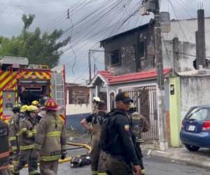 El fuego consumió por completo la estructura de la vivienda reconvertida en bodega de plásticos