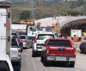 Mientras la obra avanza, se produce un caos vehicular insoportable en la zona. Los conductores que circulan por el anillo periférico,intercepción Mateo y calle Los Alcaldes son los más afectados.