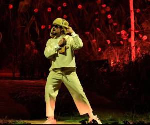 Para la audiencia latinoamericana, el Super Bowl 2026 y su show de medio tiempo se podrán seguir en español mediante los canales de televisión ESPN, Fox Sports y Telemundo.