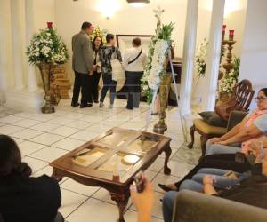 Periodistas de diferentes medios de comunicación, amigos, funcionarios y diputados se reunieron en la funeraria La Auxiliadora con un único propósito: despedir a un grande del periodismo hondureño, Arístides Aceituno.