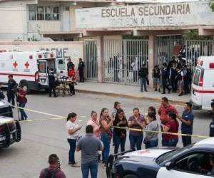 El ataque ocurrió en la Escuela Secundaria General Número 13, donde los agresores utilizaron armas blancas y artefactos explosivos, según los primeros reportes de las autoridades.