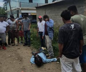 Personas que circulaban por el sector intentaron ayudar para salvarle la vida a Antonio Reyes, pero lamentablemente expiró debido a que los disparos le dañaron órganos vitales.