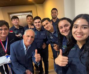 El equipo que viajó fue Ricardo Gabriel Rischmagui, que ganó la medalla de bronce, Natalia Flores, Marcos Castillo y David López, además del jefe de delegación, Adal Martínez; el mentor Yeison Dubón; y los observadores Katy Laínez y Héctor Sánchez. Y el presidente Asfura les brindó su apoyo.