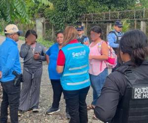 El pasado viernes 31 de octubre una mujer fue capturada tras ser señalada de haber golpeado a su hija de 11 años con un martillo. El hecho ocurrió en la aldea Estero de Indios, en El Progreso, Yoro, y fue captado por la hermana de la víctima, de 16 años de edad, con un teléfono móvil. ¿Qué pasará con las hermanas? ¿La acusada irá a prisión? Aquí los detalles del caso que ha conmocionado al país.
