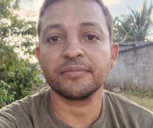 Autoridades están tras el rastro de Víctor Escobar, señalado como el presunto responsable de la muerte de su hermano, Mario Escobar, en el barrio San Isidro, en Puerto Cortés, Cortés. Tras el suceso, el sospechoso habría escapado y se habría llevado a su hijo de 12 años. Aquí los detalles: