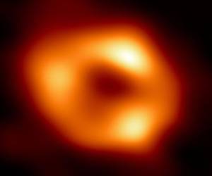 Esa imagen es similar a la del gigantesco agujero negro de la lejana galaxia M87, mucho mayor que la Via Láctea y que el EHT difundió en 2019.