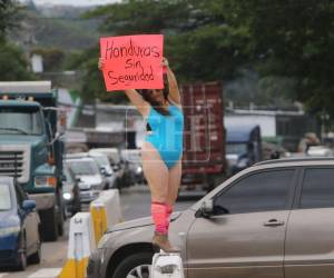 Este jueves 9 de julio, la rotonda de la salida al sur se volvió escenario de una nueva protesta, protagonizada por la doctora Floridalma Aguilar Perdomo, quien en esta ocasión decidió pronunciarse por el tema de la inseguridad en el país.