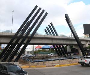 El nuevo ornamento metálico del puente Juan Pablo II provocó inconformidad a los capitalinos, quienes dudan de su sentido urbano y visual
