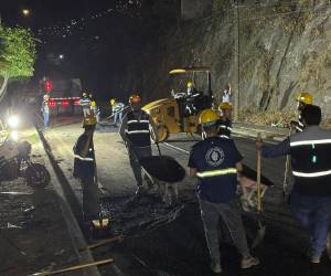 Desde las 9:00 de la noche, cuadrillas municipales reparan calles deterioradas en distintos barrios capitalinos para agilizar los trabajos y reducir molestias por tráfico. El bulevar Fuerzas Armadas también está siendo intervenido.