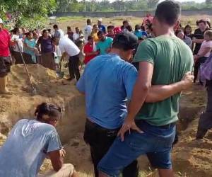 Una escena desgarradora es lo que viven este viernes pobladores de la comunidad de Rigores, Trujillo en el departamento de Colón, donde 20 personas fueron asesinadas brutalmente en una masacre registrada en la mañana del 21 de mayo. Aquí las dolorosas imágenes.