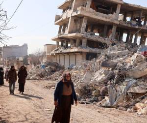 Turquía y la vecina Siria fueron azotados el lunes por dos fuertes terremotos, que dejaron más de 24,000 muertos, según el balance más reciente