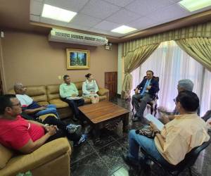 El ministro director del Instituto Nacional Agrario (INA), Javier Talabera, se reunió con miembros de la Asociación Inswaia para dar seguimiento a temas relacionados a la tenencia de la tierra en La Mosquitia.