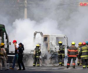Carros incendiados y caos generalizado se vive en Jalisco durante un operativo en el que falleció el líder del Cartel Jalisco Nueva Generación, alias El Mencho. Aquí todos los detalles.