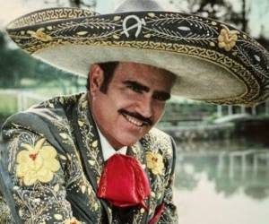 “Un millón de primaveras”, uno de los temas más emblemáticos en la voz de Vicente Fernández, tiene un trasfondo mucho más doloroso de lo que aparenta. La composición, escrita por Joan Sebastian, surgió tras una tragedia personal que marcó su vida y dio origen a una de las baladas más conmovedoras del repertorio ranchero. A continuación, la verdad detrás de esta composición.