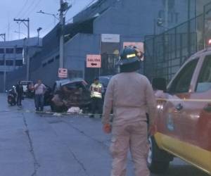 El percance ocurrió cuando dos automotores colisionaron de manera violenta, provocando que algunos ocupantes quedaran atrapados en el interior de las unidades.