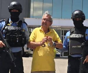 El detenido es Roberto Andino Urbina , de 74 años de edad, licenciado en Biología.