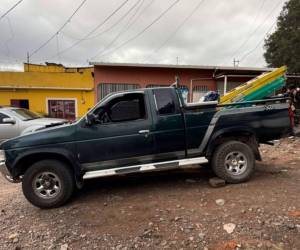Agentes policiales realizaron las primeras investigaciones en la colonia Divino Paraíso, donde un hombre fue atacado a balazos mientras conducía un vehículo.