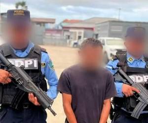 Ahora, el detenido enfrenta acusaciones por lesiones agravadas contra la menor y portación ilegal de armas.