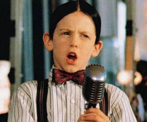 Bug Hall, conocido por su papel que dio vida al actor Alfalfa en la película Los Pequeños Traviesos, le ha dado un giro a su vida y ha hecho un voto de pobreza y se ha declarado como un extremista católico. Así es su vida.