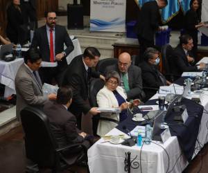 La máxima corte ordenó retroceder el proceso a la fase de evaluación de los expedientes de 48 candidatos y remitir en plazo de 48 horas una nueva lista de seis, de entre los cuales el presidente del país elegirá a quien dirija el Ministerio Público en el período 2026-2030.