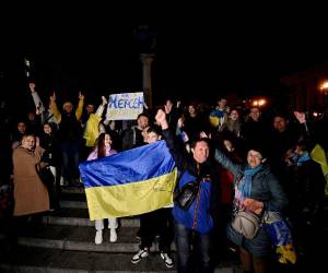 Con júbilo y algarabía celebran los habitantes de Jersón tras la liberación de la ciudad, logro que costo casi nueve meses para el ejército de Ucrania.