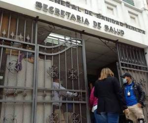 Las autoridades sanitarias destituyeron a encargados de la subgerencia de Recursos Humanos, el jefe del Departamento de Contratos y el jefe de Selección y Contratación.