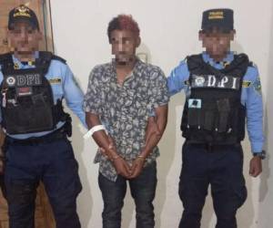 Mientras los agentes realizaban las diligencias investigativas, el sospechoso habría ingerido una sustancia tóxica con la intención de quitarse la vida.