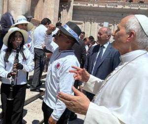 El papa escuchó varias canciones de la banda.