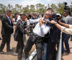 Momento en que el periodista Hedy Quintero fue tomado por el cuello por un miembro de la Guardia de Honor Presidencial durante la ceremonia de ascensos militares.